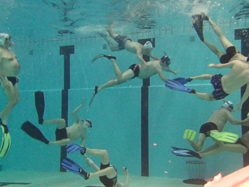 Onderwaterrugbyspelers in actie in het diepe bad